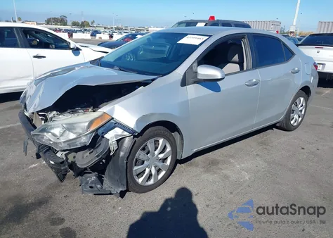 2015 Toyota Corolla Le z USA, uszkodzony, nr VIN 5YFBURHE4FP318221